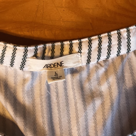 Sleeveless lightweight striped blouse - Picture 2 of 3